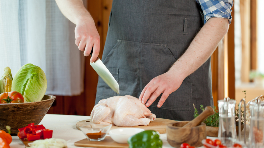 Matförgiftning uppkommer på grund av bristande hantering av livsmedel, varav kyckling är särskilt viktigt att man hanterar rätt. Foto: Shutterstock